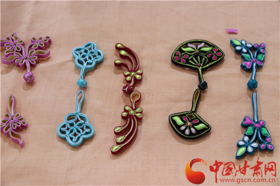 第二十三届兰洽会--上海展馆里的旗袍盘扣工艺(图)_本网原创_中国甘肃网