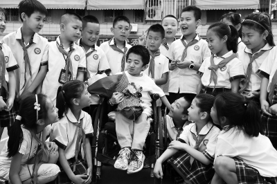 兰州轮椅少年刘大铭回到母校与同学们交流互动（图）