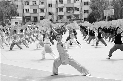 全国学校体育联盟领导专家观摩兰州市宁兴小学课练展示活动（图）