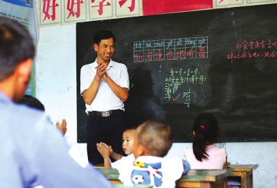 在山里孩子心中种下爱和奉献的种子——记陇南尚家山小学代课教师周永福