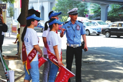 兰州：礼让斑马线 守护生命线