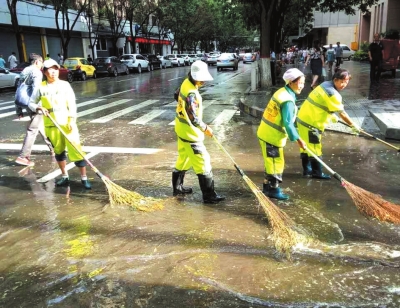 兰州昨日强降雨街头扫水忙（图）