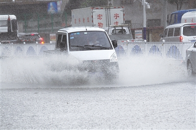 兰州突降大雨 给市民送来一丝凉爽 （图）