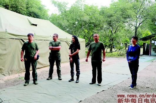 在非洲 中国志愿者自带干粮反盗猎