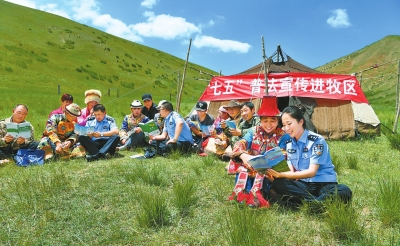 张掖肃南县大河乡派出所民警深入牧民定居区开展法制宣传活动