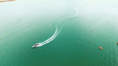 游客在临夏州永靖县刘家峡水库乘坐快艇休闲避暑