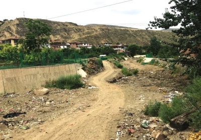 甘肃省道101线洪门子至洄水湾路段环境卫生较差摆摊设点较多