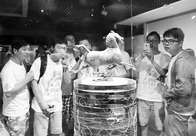 来自上海交通大学的重走丝绸之路博士实践团成员在甘肃省博物馆的铜奔马前拍照（图）