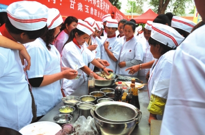 兰州榆中县举办“劳务品牌”培训助力乡村旅游发展 200农民回“老家”参加培训