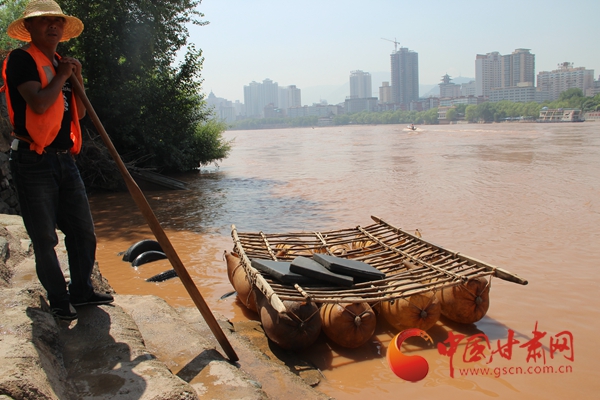 【新闻学子重走西北角】黄河上的皮筏子:古老