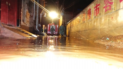 暴雨袭击定西 消防全力救援