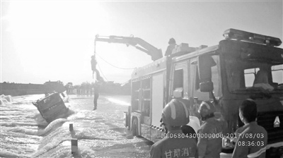 酒泉市金塔县：货车被困洪流 消防“空吊”救援