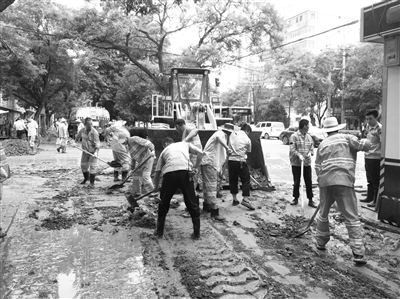 暴雨过后兰州市第三十四中至肉联厂路段被泥覆盖 百人突击队9小时清理淤泥200余吨