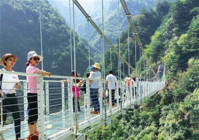 甘肃省首座玻璃式空中吊桥投用