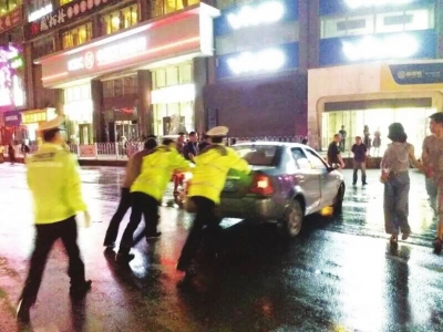 兰州交警：就算暴雨让这座城市颠倒 我依然守护在你身边