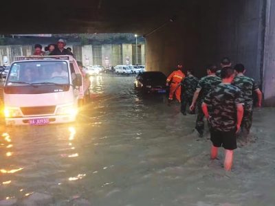 兰州消防急救遇困轿车