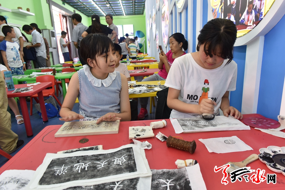 天水市小朋友假期学习制作拓片 感受传统文化