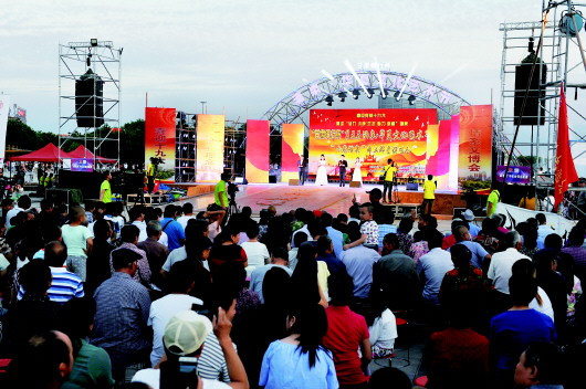 第五届酒泉·华夏文化艺术节“小康酒泉”本土群星演唱会在世纪广场如期举行。
