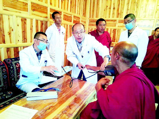 甘肃省“组团式”援藏医疗队及甘南玛曲县协调服务组开展义诊活动