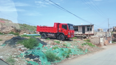 兰州七里河区沿路环境较差大量垃圾待清理（图）