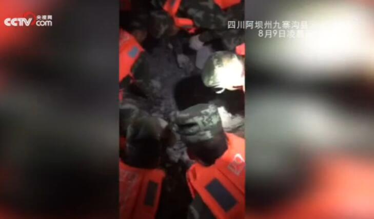 【独家】首批武警部队进入震区救援 发现女性遇难者