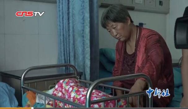 九寨沟震后首个新生儿 小名叫“平安”