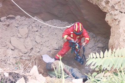 救援：庆阳市环县消防垂降救出深坑被困男子