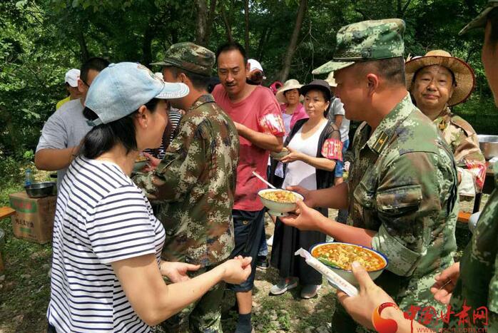 暖心！文县灾区群众自发做臊子面慰问救灾官兵（图）