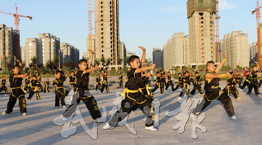 武威市西凉青少年武术俱乐部学员表演集体拳术