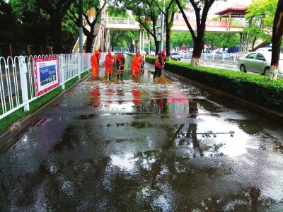 连续阴雨 兰州七里河3000环卫工清扫积水