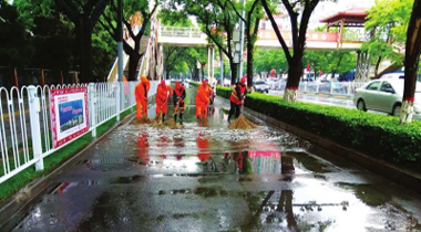 连续阴雨 兰州七里河3000环卫工清扫积水