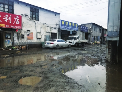 暗访组走访兰州城区多个区域发现——道路坑洼垃圾乱堆