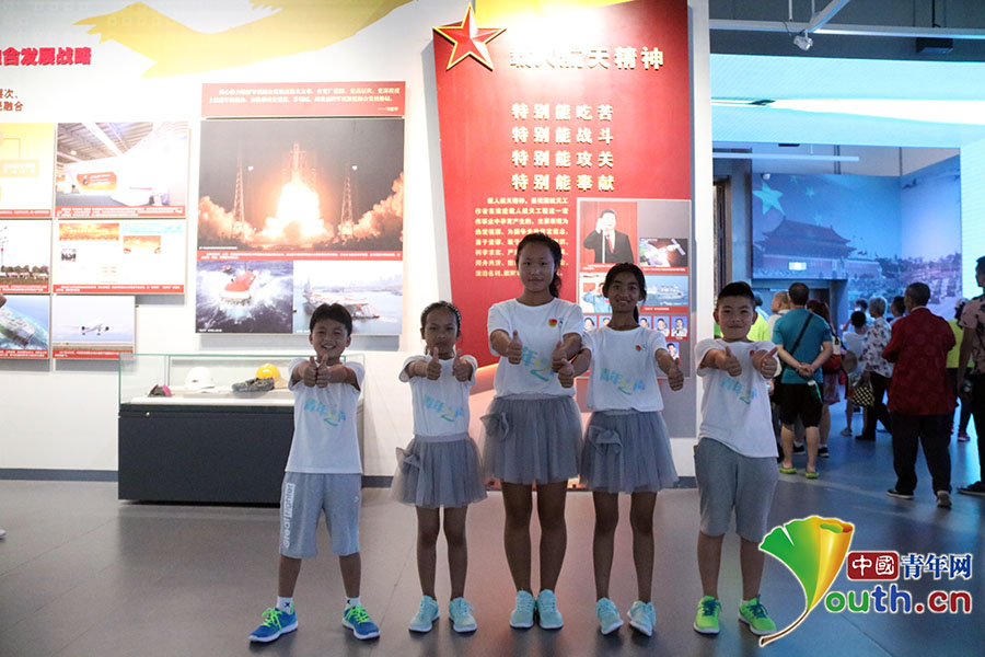 走进军事博物馆 民族少年为祖国点赞