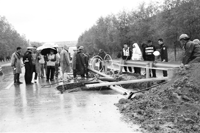 白银会宁县公路管理段：雨中抢险保畅通