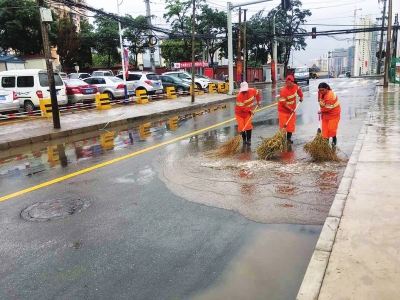 兰州市环卫人员雨后上街扫水