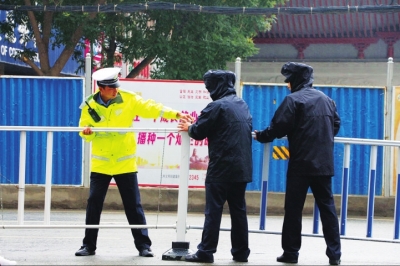 兰州市城关区护栏被人损坏交警冒雨修复