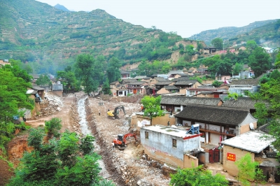 陇南市武都区安化镇马家沟村群众拆除水毁危房准备重建（图）