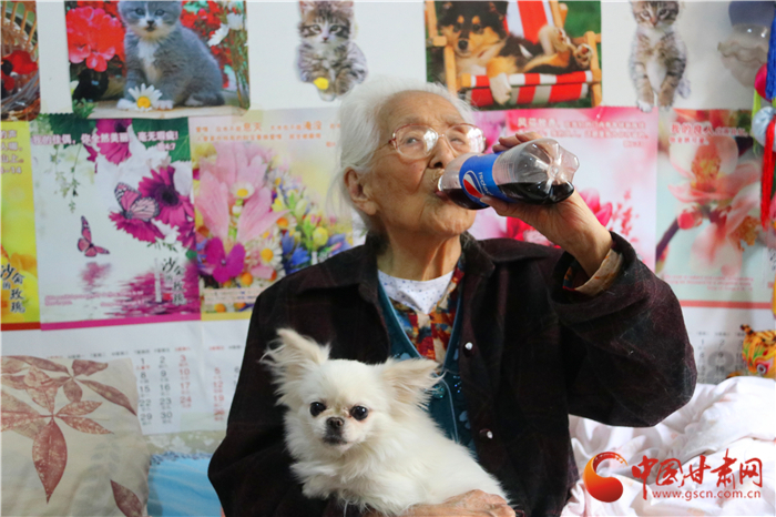 【陇原视觉】兰州104岁老奶奶飚英语喝可乐 长寿秘诀是淡泊（视频+组图）