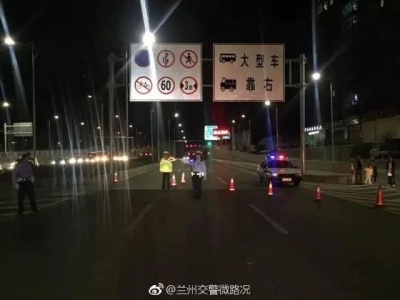 兰州北环路九安隧道附近碎石滑落路面（图）