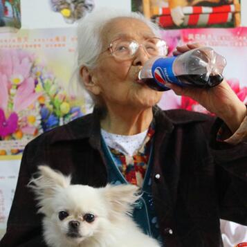 【陇原视觉】104岁奶奶飚英语喝可乐 长寿秘诀是淡泊