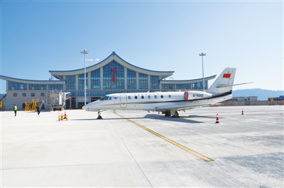 陇南机场昨迎首架飞机 标志着通航进入倒计时（图）
