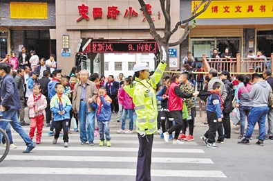 兰州警花变身 “护卫天使”