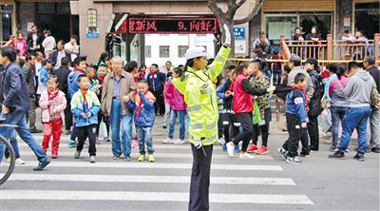 兰州警花变身 “护卫天使”