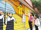 图说甘肃|小学生在手绘文化墙前驻足观看（图）