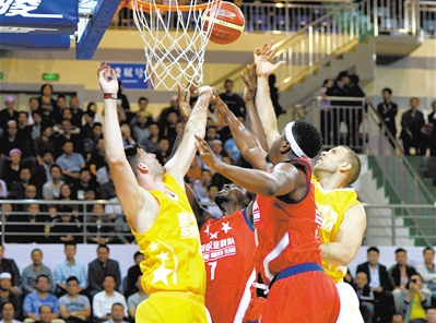 欧美篮球对抗赛在临夏市成功举行