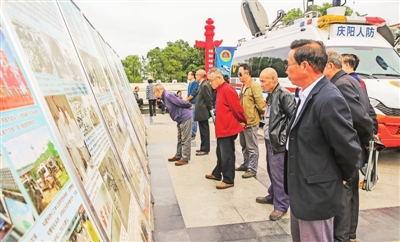 9月18日,市民在庆阳西峰东湖公园广场观看防空