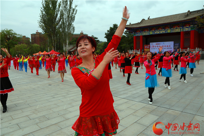 砥砺奋进的五年|平凉崇信 广场舞跳出精彩人生她带领姐妹们走向全国大舞台（组图）