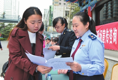 甘肃省首张“多证合一”营业执照颁发（图）