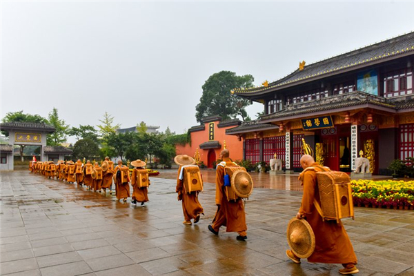 百位僧人登顶峨眉山 开启国庆醉美朝圣路