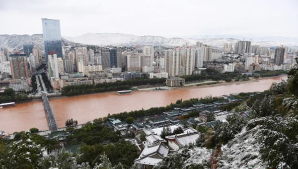 甘肃省大部出现降水降温天气 多地雨雪交加气温骤降10℃左右